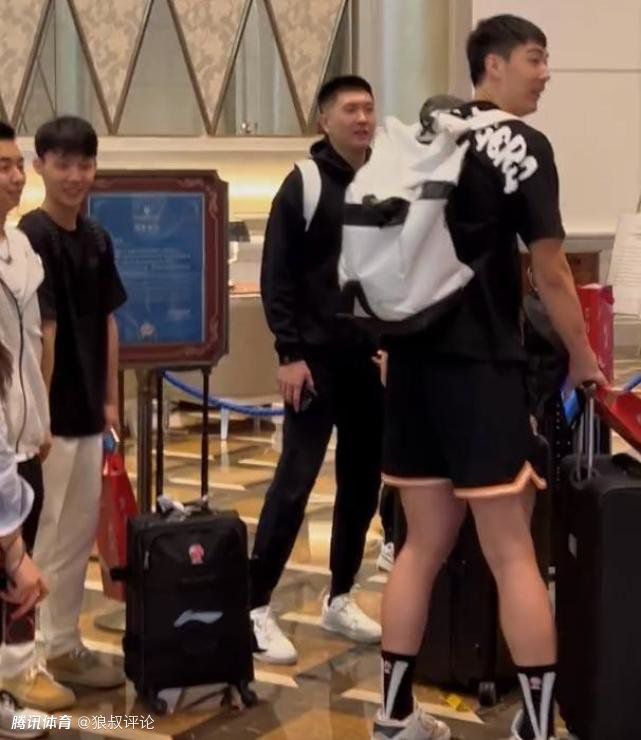 女同学被脱鞋子挠玉足