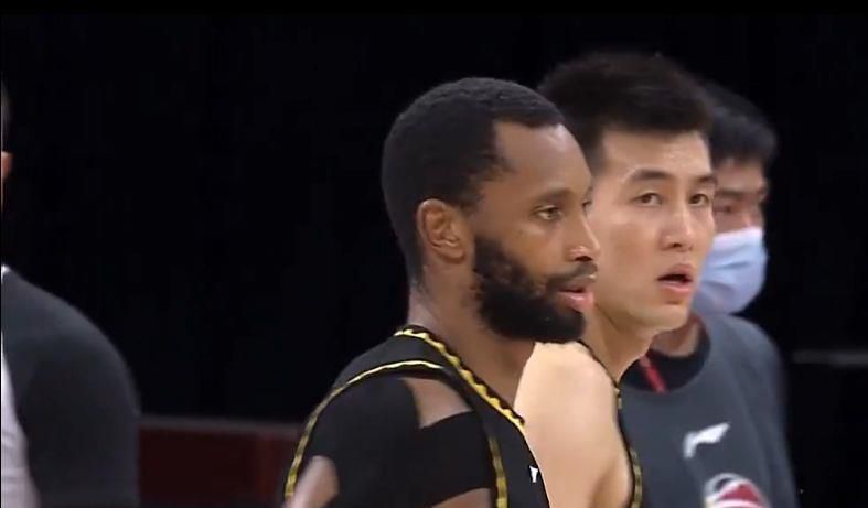 两个人一前一后攻击叙述